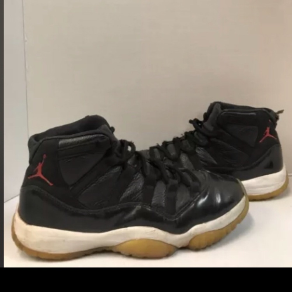 Jordan 11 Red and black size 9